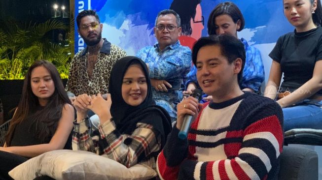 Roger Danuarta dan Cut Meyriska di acara konfrensi pers film Berhenti di Kamu. [Evi Ariska/Suara.com]