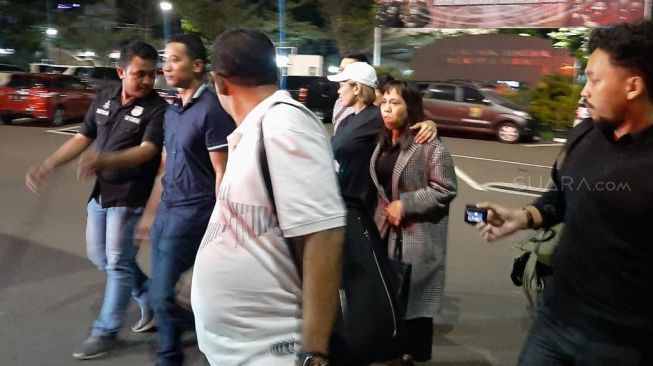 Mengenakan topi putih, Nikita Mirzani dijemput paksa Polres Jakarta Selatan. [Evi Ariska/Suara.com]