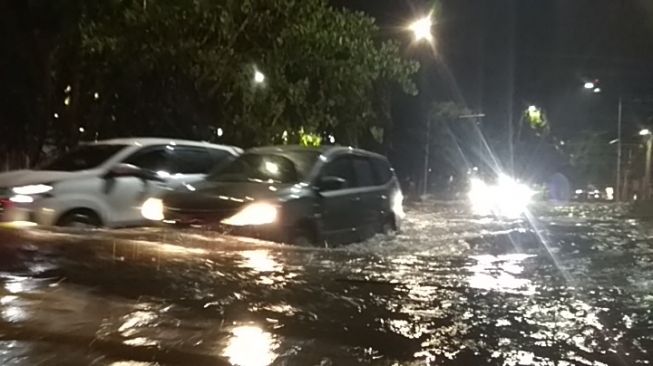 Banjir di Surabaya, Pemkot Kerahkan Linmas dan Satpol Bantu Warga