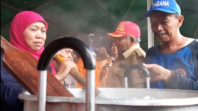 Gubernur Jatim Khofifah Indar Parawansa menengok kawasan banjir bandang di Dusun Kampung Baru, Desa Kalisat, Kecamatan Ijen, Kabupaten Bondowoso. [Suara.com/Ahmad Su'udi]