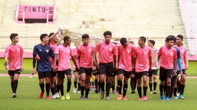 Timnas sepak bola U16 mulai latihan di Stadion Sidoarjo (Antara/Marul)
