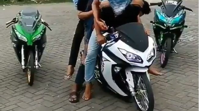 Begini Jadinya Kawasaki Ninja 250 'Dipaksa' Buat Angkut 5 Orang