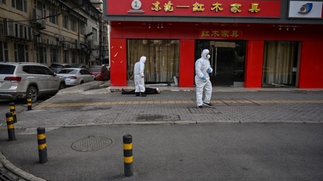 Warga di Kota Wuhan tergeletak di jalanan diduga tewas karena virus corona, foto diambil pada Kamis (30/1/2020). (Foto: AFP / Hector Retamal)