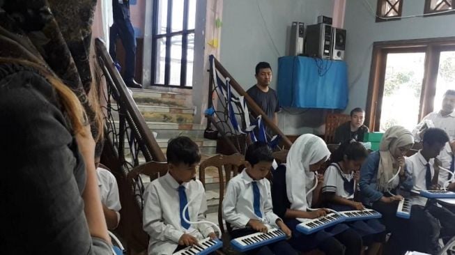 Sejumlah anak-anak pengungsi belajar musik dari program "Music Time" yang digagas Yamaha dan Hope Learning Center. [dokumentasi pribadi]