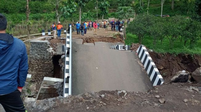 Banjir Bandang Hantam Jembatan di Malang Sampai Ambrol  Suarajatim.id