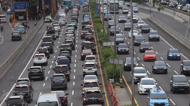 Sejumlah kendaraan melintasi ruas tol dalam kota, Jakarta, Kamis (30/1). [Suara.com/Angga Budhiyanto]
