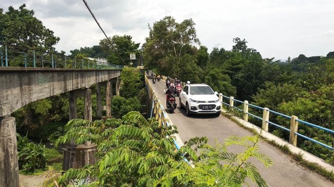 Sejumlah pengendara melintasi Jembatan Babarsari di Padukuhan Seturan, Desa Caturtunggal, Kecamatan Depok, Kabupaten Sleman, Jumat (31/1/2020). - (Suara.com/Baktora)