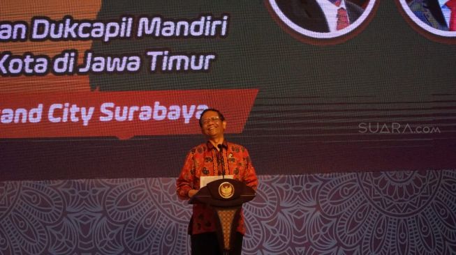 Menkopolhukam, Mahfud MD (tengah) saat memberi sambutan Launching ADM di Ballroom Grand City, Surabaya, Jumat (31/1/2020) siang. (Suara.com/Arry Saputra).