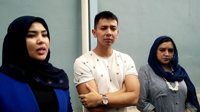 Suami Fairuz A Rafiq, Sonny Septian bersama dua kakak iparnya. [Yuliani/Suara.com]