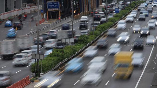 Sejumlah kendaraan melintasi ruas tol dalam kota, Jakarta, Kamis (30/1). [Suara.com/Angga Budhiyanto]
