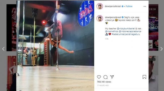 Dewi Perssik latihan pole dance. (Instagram/@dewiperssikreal)