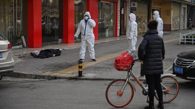 Warga di Kota Wuhan tergeletak di jalanan diduga tewas karena virus corona, foto diambil pada Kamis (30/1/2020). (Foto: AFP / Hector Retamal)