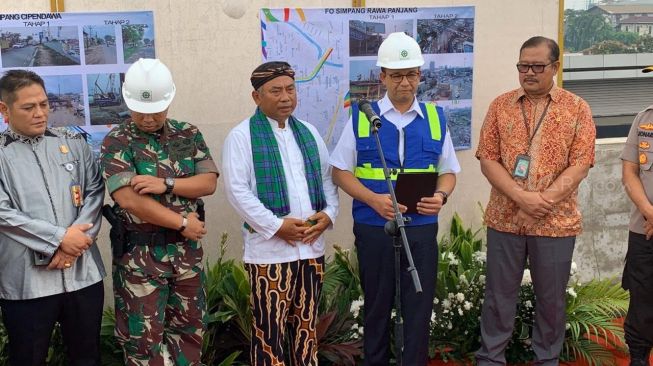 Gubernur DKI Jakarta, Anies Baswedan bersama Wali Kota Bekasi, Rahmat Effendi meresmikan dua jalan layang atau flyover menuju Bantargebang [Suara.com/Mochamad Yacub Ardiansyah]