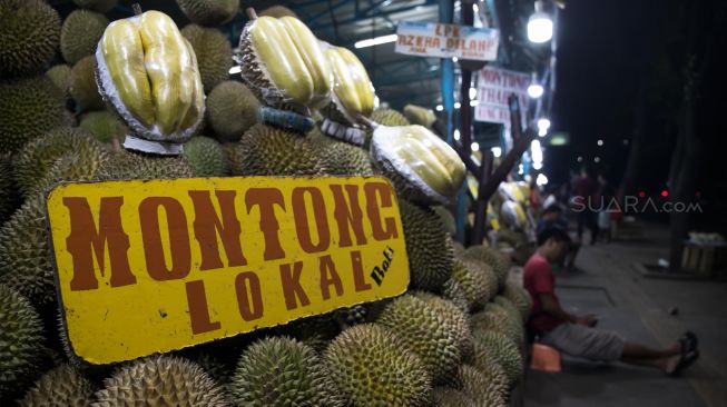 Aktivitas para pedagang Durian di Sentra Kuliner Durian Kalibata, Jakarta Selatan, Kamis (30/01).[Suara.com/Alfian Winanto]