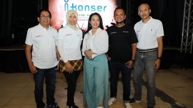 Direktur Consumer Service Telkom Siti Choirina (kedua dari kiri), bersama Direktur Utama Metranet Widi Nugroho (paling kiri), Direktur Rajawali Indonesia Communication Anas Syahrul Alimi (kedua dari kanan), Penyanyi Yura Yunita (tengah), dan Executive General Manager Divisi TV Video Telkom Anak Agung Gede Mayun Wirayuda (paling kanan) saat acara peluncuran i-Konser Channel, di Jakarta, Rabu (29/1/2020). (Dok : Telkom)