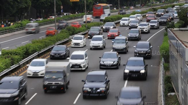 Sejumlah kendaraan melintasi ruas tol dalam kota, Jakarta, Kamis (30/1). [Suara.com/Angga Budhiyanto]
