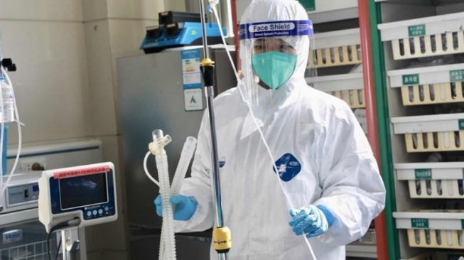  Petugas medis memeriksa pasien 2019-nCoV di Rumah Sakit Universitas Wuhan Zhongnan, Provinsi Hubei, China, Selasa (28/1/2020). (ANTARA/HO-ChinaDaily/mii)