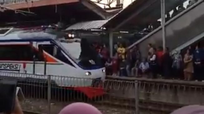 Perjalanan KRL Terlambat karena Rombongan Wapres, Jubir Ma'ruf Minta Maaf