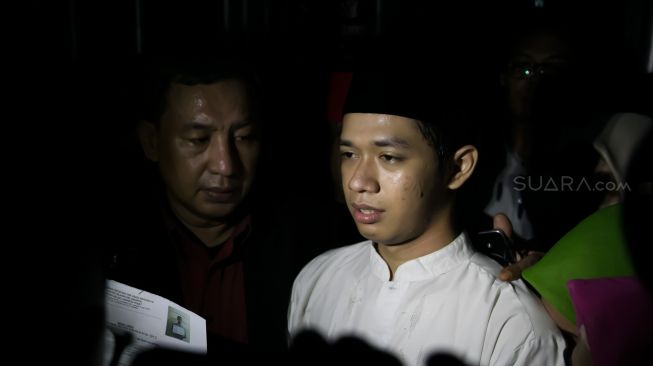 Lutfi Alfiandi saat keluar dari Rutan Salemba, Jakarta Pusat, Kamis (30/01). [Suara.com/Alfian Winanto]