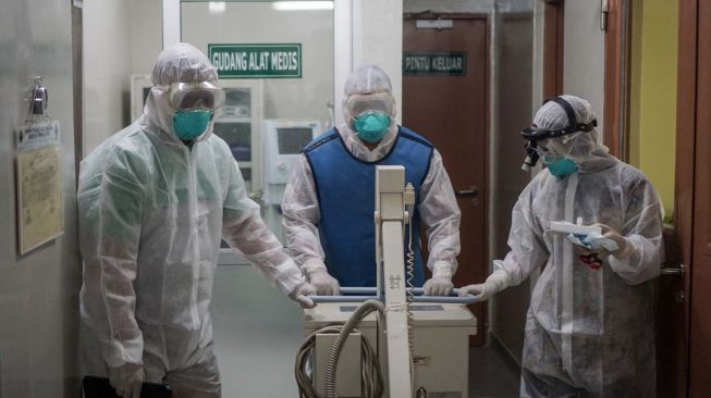 Tim medis melakukan pemeriksaan terhadap seorang pasien pada kegiatan simulasi penanganan virus Corona di RSUD Dr. Moewardi, Solo, Jawa Tengah, Jumat (31/1). [ANTARA FOTO/Mohammad Ayudha]