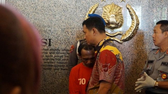 Polrestabes Surabaya saat merilis kasus pembunuhan janda yang dilakukan eks suami, Abdus Salam. (Suara.com/Arry Saputra).