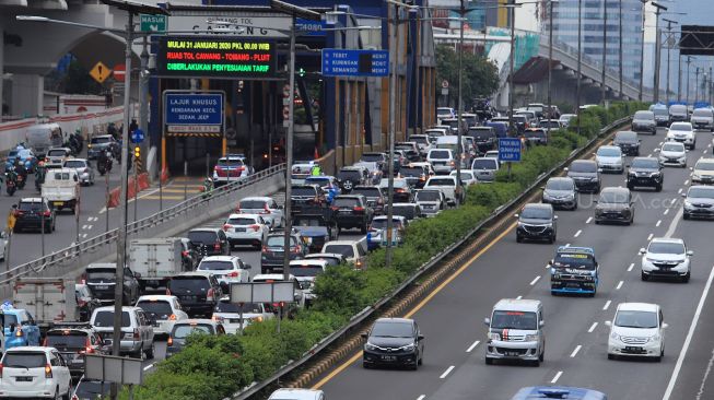 Sejumlah kendaraan melintasi ruas tol dalam kota, Jakarta, Kamis (30/1). [Suara.com/Angga Budhiyanto]
