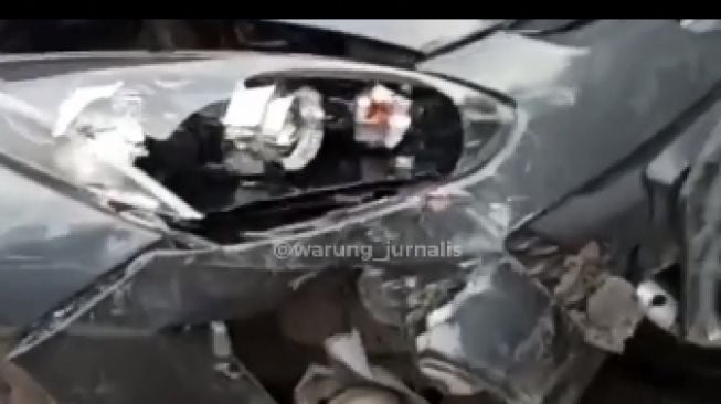 Lampu sein Mazda2 pecah pasca tabrak bokong Innova (Instagram/warung_jurnalis)