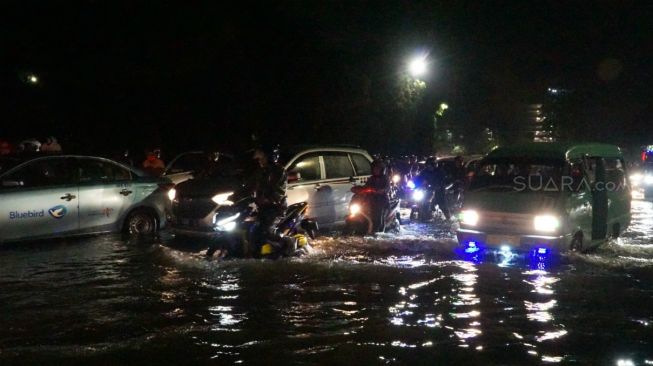 Banjir di Jalan Wonokromo Surabaya, Jawa Timur, yang tak kunjung surut hingga Sabtu (1/2/2020) dini hari. [Suara.com/Arry Saputra]