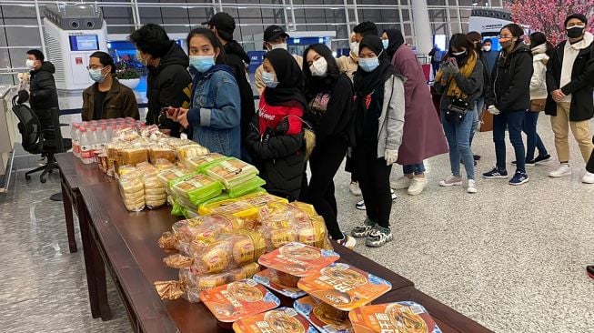 Sejumlah Warga Negara Indonesia (WNI) yang akan dievakuasi tiba di Bandara Internasional Tianhe, Wuhan, Hubei, China, Sabtu (1/2). [ANTARA FOTO/KBRI Beijing]