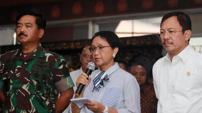 Menteri Luar Negeri Retno R Marsudi (tengah) didampingi Menteri Kesehatan Terawan Agus Putranto (kanan) dan Panglima TNI Marsekal Hadi Tjahjanto (kiri) memberikan keterangan pers terkait pelaksanaan pejemputan Warga Negara Indonesia (WNI) di Wuhan, China, di Bandara Soekarno-Hatta, Tanggerang, Sabtu (1/2). [ANTARA FOTO/Muhammad Iqbal]