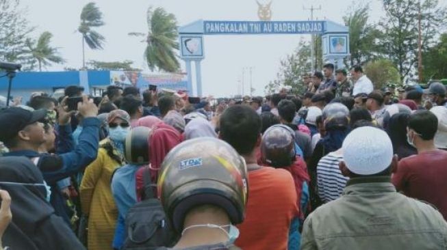 Tolak Karantina WNI dari China, Warga Batam Blokir Bandara Ranai