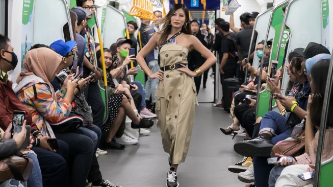 Model berpose saat memperagakan busana pada acara Fashion Rock 2020 di Stasiun MRT Jakarta, Jumat (31/01). [Suara.com/Alfian Winanto]