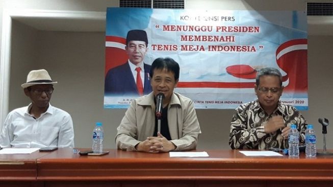 Pemerhati tenis meja Indonesia Singgih Yehezkiel (kedua dari kiri) memberikan keterangan terkait surat terbuka untuk Presiden Joko Widodo terkait polemik induk organisasi tenis meja Indonesia di Jakarta, Jumat (31/1/2020). [ANTARA/Bayu Kuncahyo]