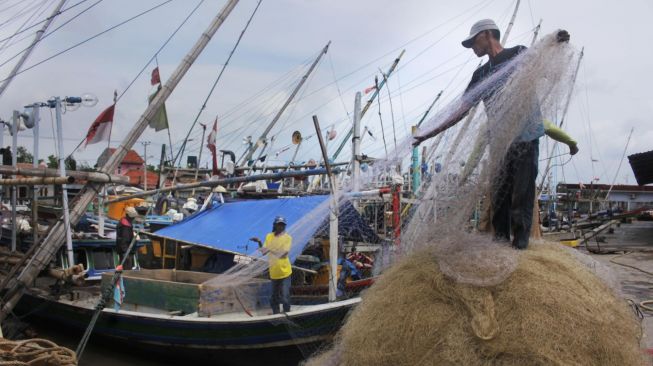 Nelayan merapikan jaring di Pelabuhan Perikanan Nusantara (PPN) Karangantu, Serang, Banten, Jumat (31/1). [ANTARA FOTO/Weli Ayu Rejek]