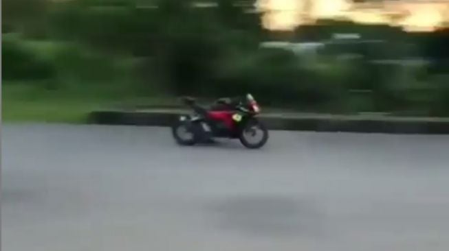 motor Honda CBR150R melaju kencang bersamaan dengan jatuhnya rider (Instagram/agoez_bandz4)