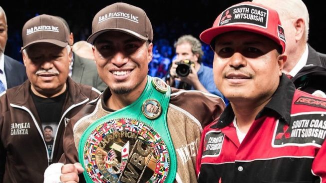 Robert Garcia (kanan) berfoto bersama petinju AS yang juga adiknya, Mikey Garcia. [Instagram/garciaboxing]