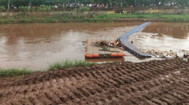 Berenang di Kali Pesanggarahan, Bocah 11 Tahun Hilang Terbawa Arus