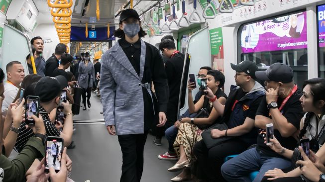 Model berpose saat memperagakan busana pada acara Fashion Rock 2020 di Stasiun MRT Jakarta, Jumat (31/01). [Suara.com/Alfian Winanto]