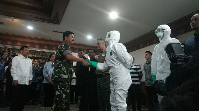 Panglima TNI Marsekal TNI Hadi Tjahjanto saat melepas tim gabungan di Bandara Soetta yang dikerahkan untuk mengevakuasi WNI di China. (Suara.com/Fakhri).