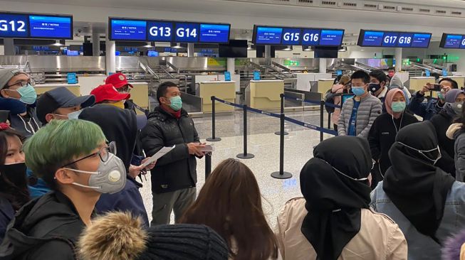 Sejumlah Warga Negara Indonesia (WNI) yang akan dievakuasi tiba di Bandara Internasional Tianhe, Wuhan, Hubei, China, Sabtu (1/2). [ANTARA FOTO/KBRI Beijing]