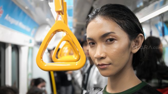 Model berpose saat memperagakan busana pada acara Fashion Rock 2020 di Stasiun MRT Jakarta, Jumat (31/01). [Suara.com/Alfian Winanto]