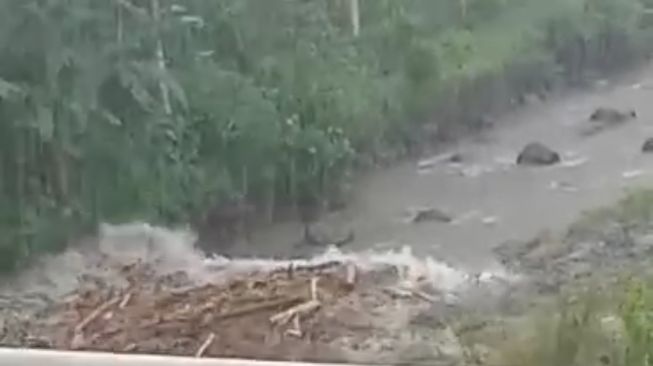 Banjir Bandang Terjang Desa Klungkung Jember, 156 Warga Diungsikan