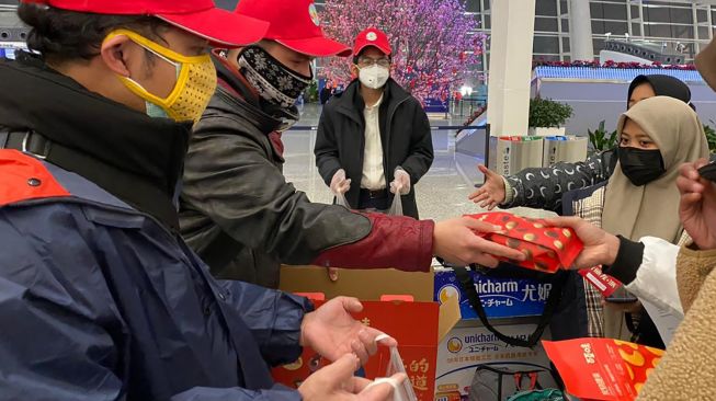 Sejumlah Warga Negara Indonesia (WNI) yang akan dievakuasi tiba di Bandara Internasional Tianhe, Wuhan, Hubei, China, Sabtu (1/2). [ANTARA FOTO/KBRI Beijing]