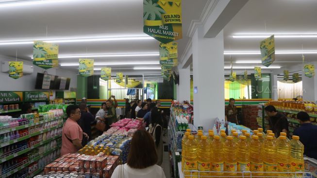 Sejumlah pembeli berbelanja di Multi Usaha Syariah (MUS) Halal Convenience Store, Meruyung, Depok, Jawa Barat, Minggu (2/2). [Suara.com/Angga Budhiyanto]