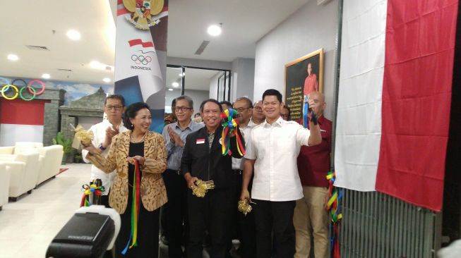 Menteri Pemuda dan Olahraga (Menpora) Zainudin Amali (tengah) meresmikan International Hall milik National Olympic Committee (NOC) Indonesia yang terletak di Lantai 19 FX Sudirman, Senayan, Jakarta Pusat, Minggu (2/2/2020). (Suara.com / Arief Apriadi)