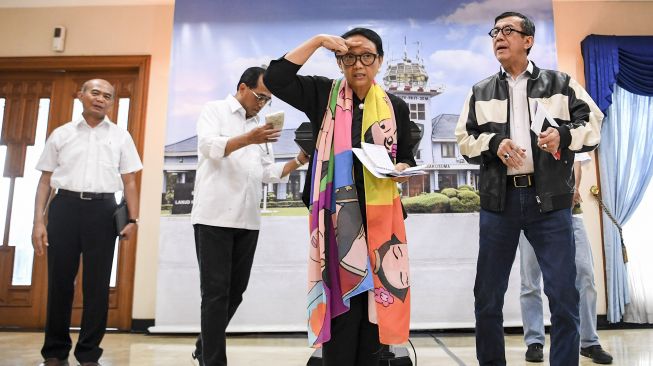 Menteri Luar Negeri Retno Marsudi (kedua kanan) bersama Menko PMK Muhadjir Effendy (kiri), Menteri Hukum dan HAM Yasonna Laoly (kanan) dan Menteri Perhubungan Budi Karya Sumadi (kedua kiri) bersiap memberikan keterangan pers seusai menggelar rapat terbatas dengan Presiden Joko Widodo di Lanud Halim Perdanakusuma, Jakarta, Minggu (2/2). [ANTARA FOTO/Hafidz Mubarak A]