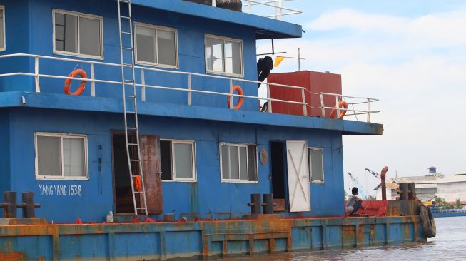 Sebuah kapal asing dengan nomor lambung Yang-Yang 1538 asal Guangzhou, China berada dalam posisi lego jangkar di Sungai Kapuas, Pontianak, Kalimantan Barat, Sabtu (1/2). [ANTARA FOTO/Jessica Helena Wuysang]