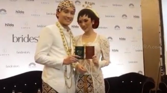 10 Artis Menikah dengan Teman Sekolah, Isyana Sarasvati Awet Pacaran Belasan Tahun