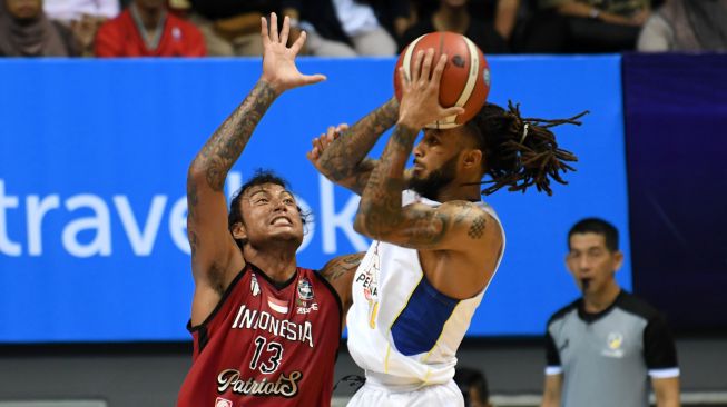 Pebasket Indonesia Patriots Brandon Van Dorn Jawato (kiri) menghalangi pergerakan pebasket Satria Muda Pertamina Gary Jacobs Jr dalam pertandingan seri ketiga IBL Pertamax 2020 di Mahaka Square Kelapa Gading, Jakarta, Minggu (2/2/2020). Indonesia Patriots menang dengan skor 68-44. ANTARA FOTO/Aditya Pradana Putra/