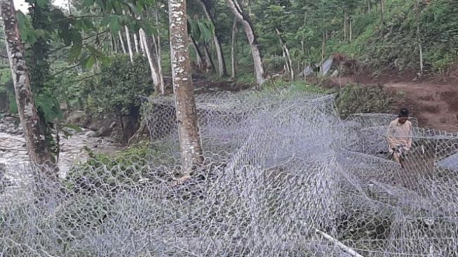 Lewat Jembatan, Warga Jember Ini tak Sadar Hampir Diterjang Banjir Bandang
